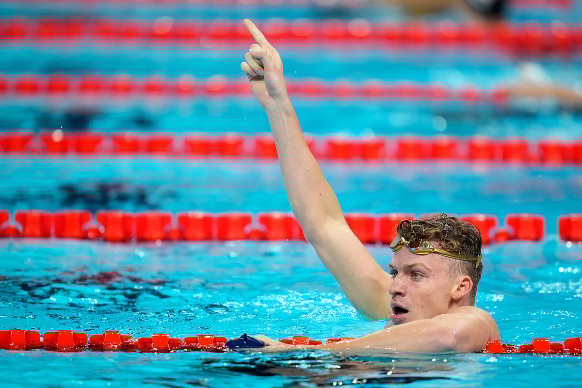  (AP Photo/Ashley Landis) : Leon Marchand, of France, celebrates after winning the men's 200-meter breaststroke final at the 2024 Summer Olympics, Wednesday, July 31, 2024, in Nanterre, France.